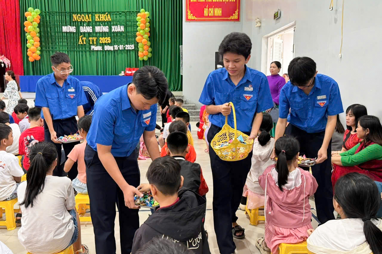 Các đoàn viên, thanh niên tặng bánh kẹo, giao lưu với các em nhỏ.