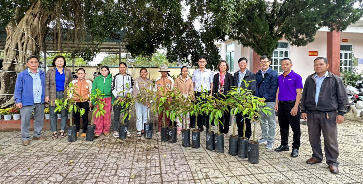 Lãnh đạo các đơn vị trong nhóm giúp đỡ trao tặng cây giống sầu riêng cho hộ nghèo xã Sơn Bình có đất sản xuất