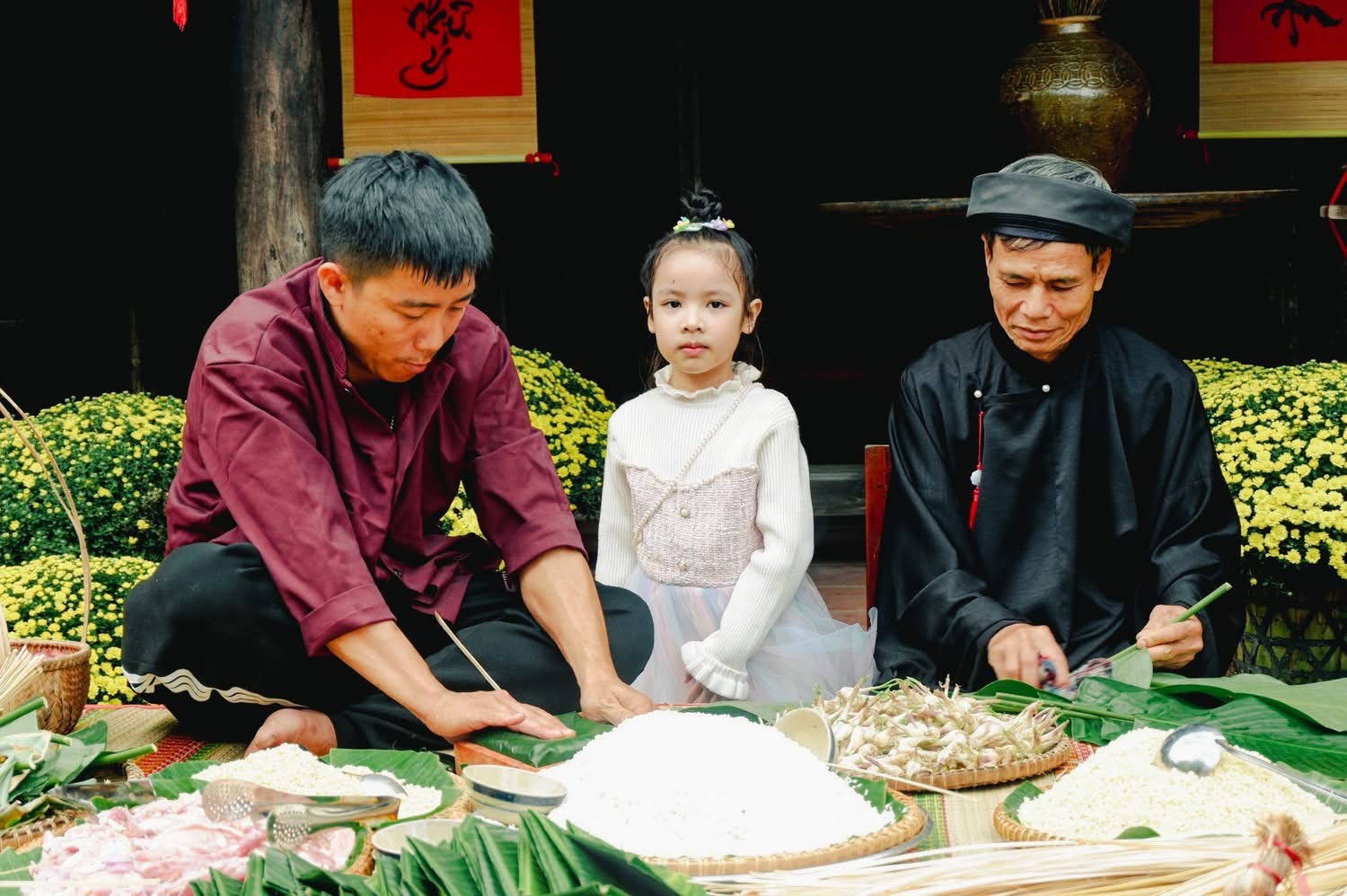 Gói bánh chưng ngày Tết là một nét đẹp văn hóa được gìn giữ qua bao đời nay.