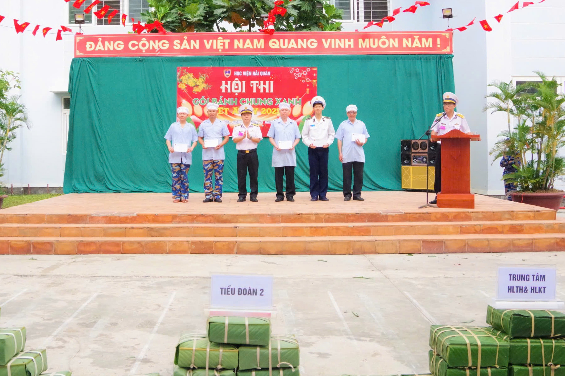 Ban tổ chức trao giải cho các đội thi.