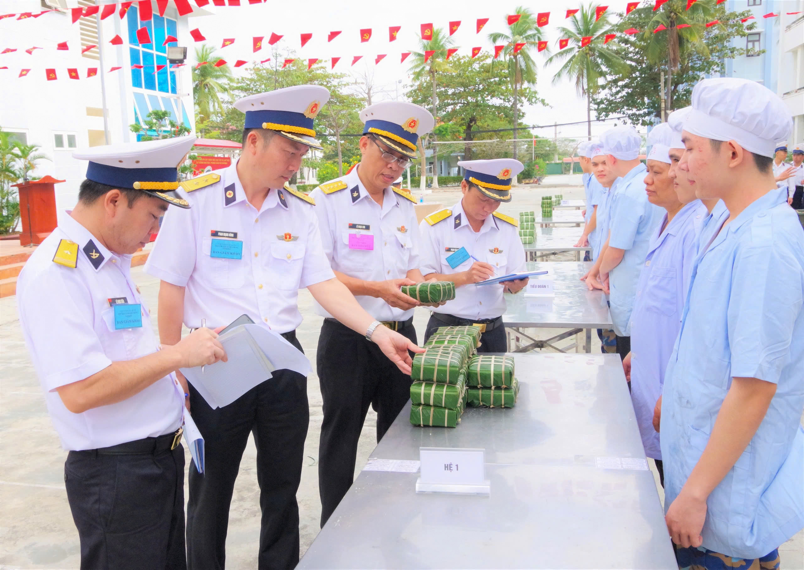 Ban Giám khảo tiến hành chấm thi.