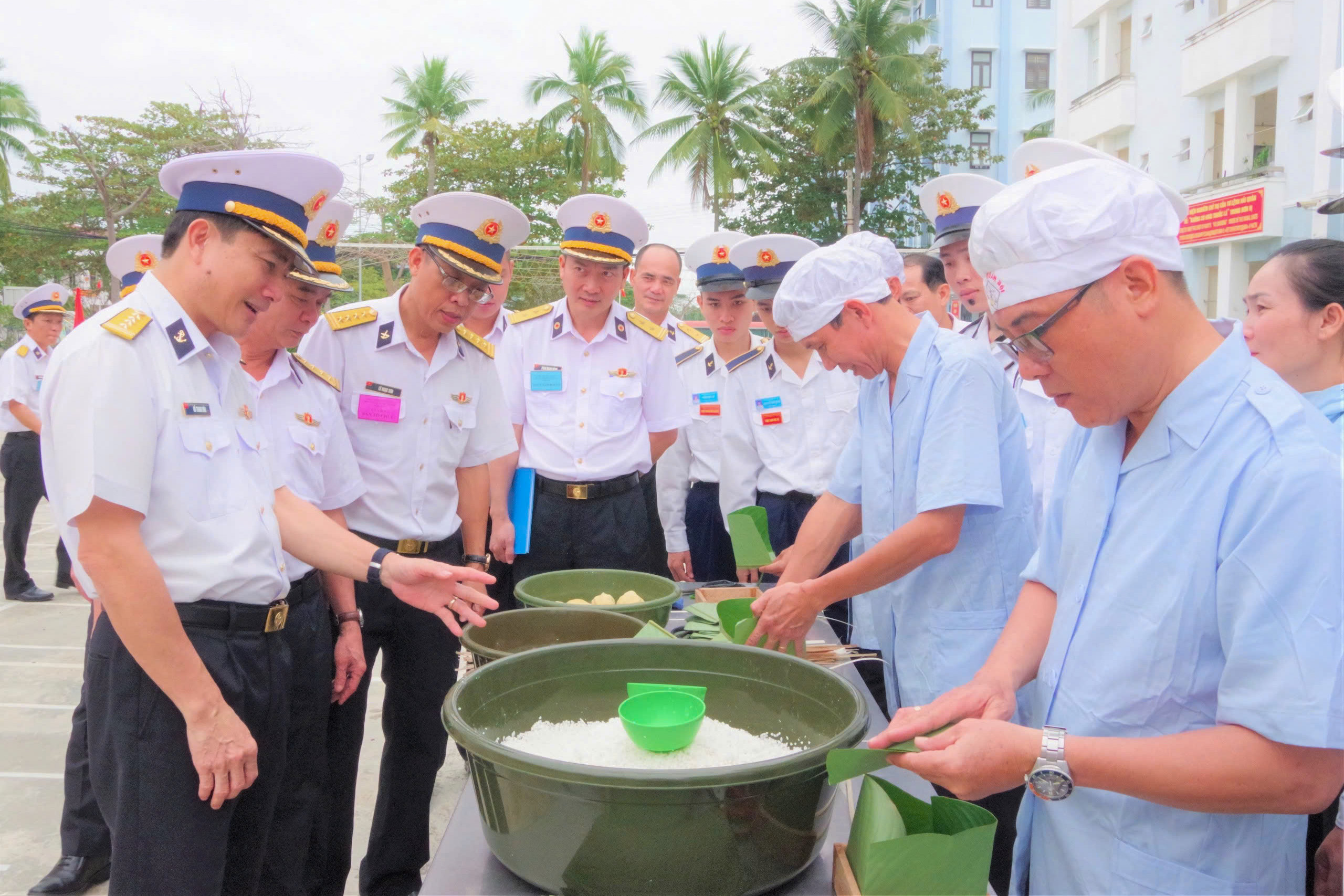 Phó Giám đốc Học viện động viên các đội thi.