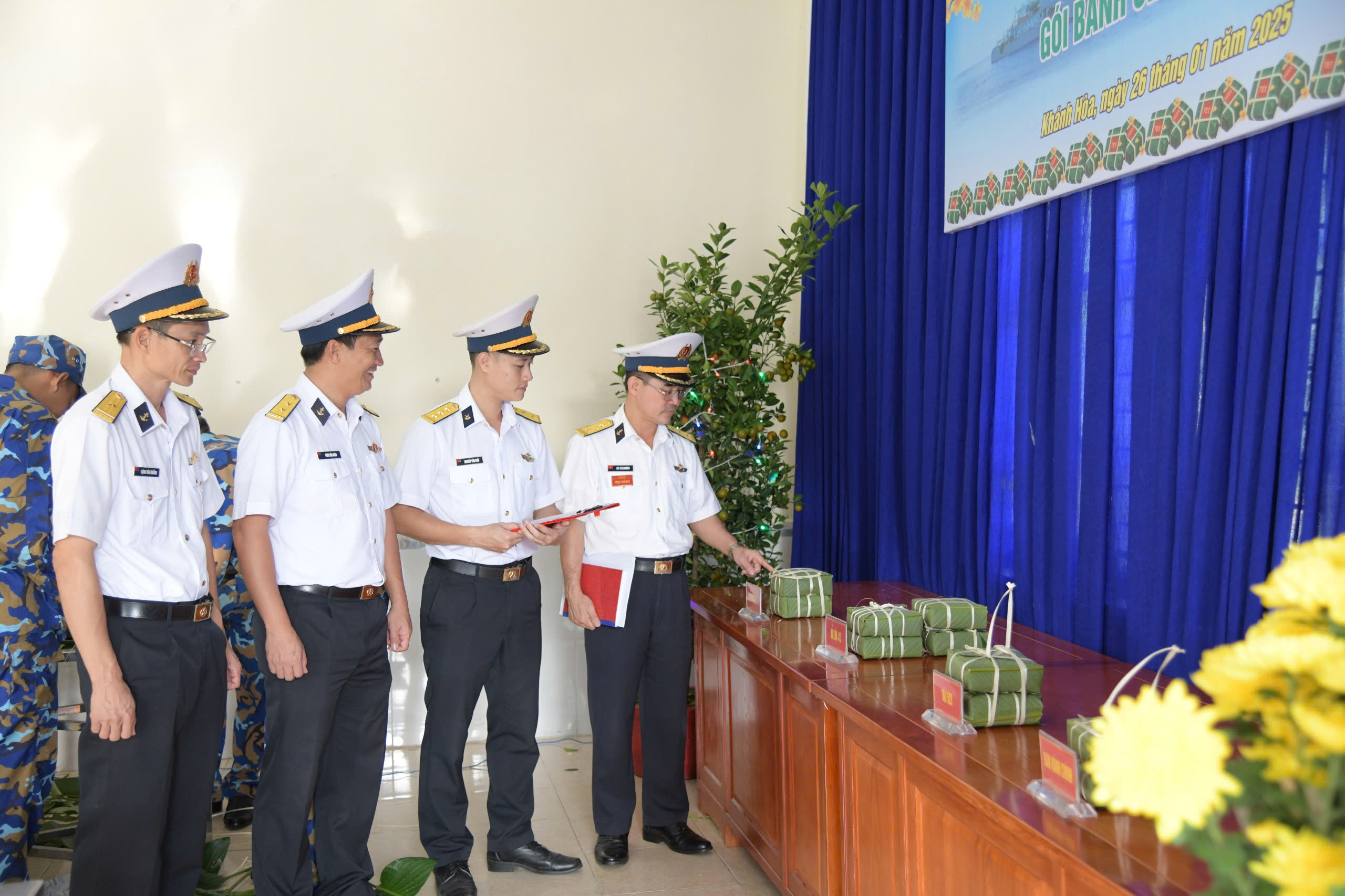 Ban giám khảo chấm điểm các đội thi.