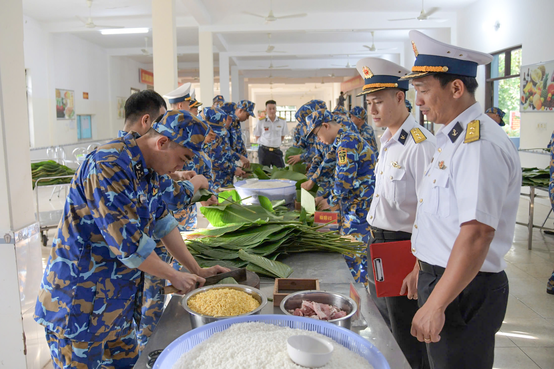 Các đội thi tài gói bánh.