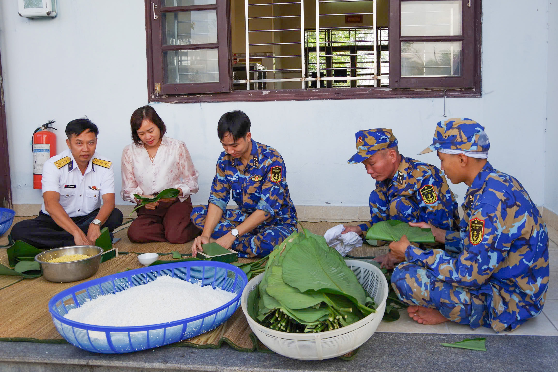 Các đội thi tài gói bánh.