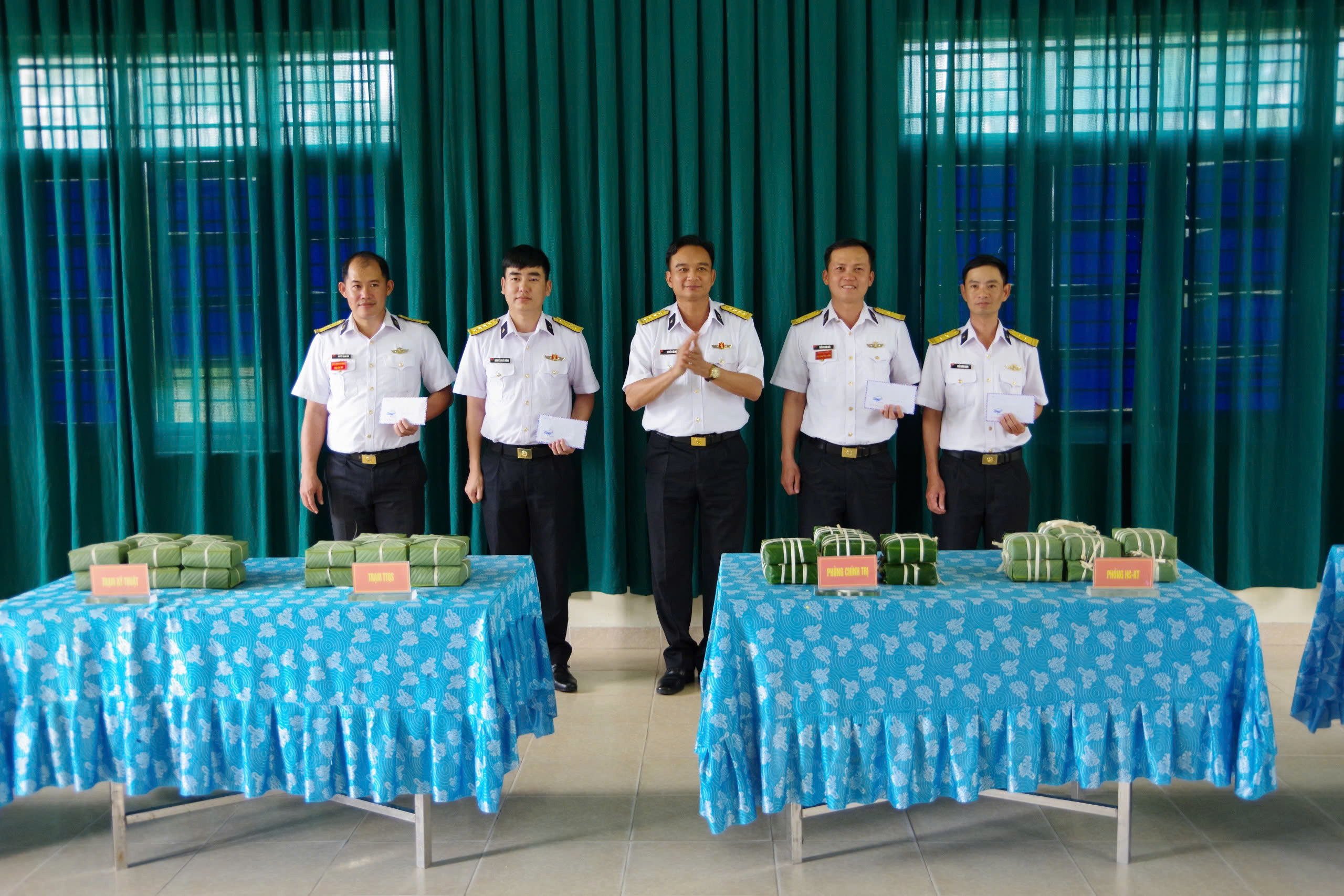 Ban tổ chức trao giải cho các đội thi.