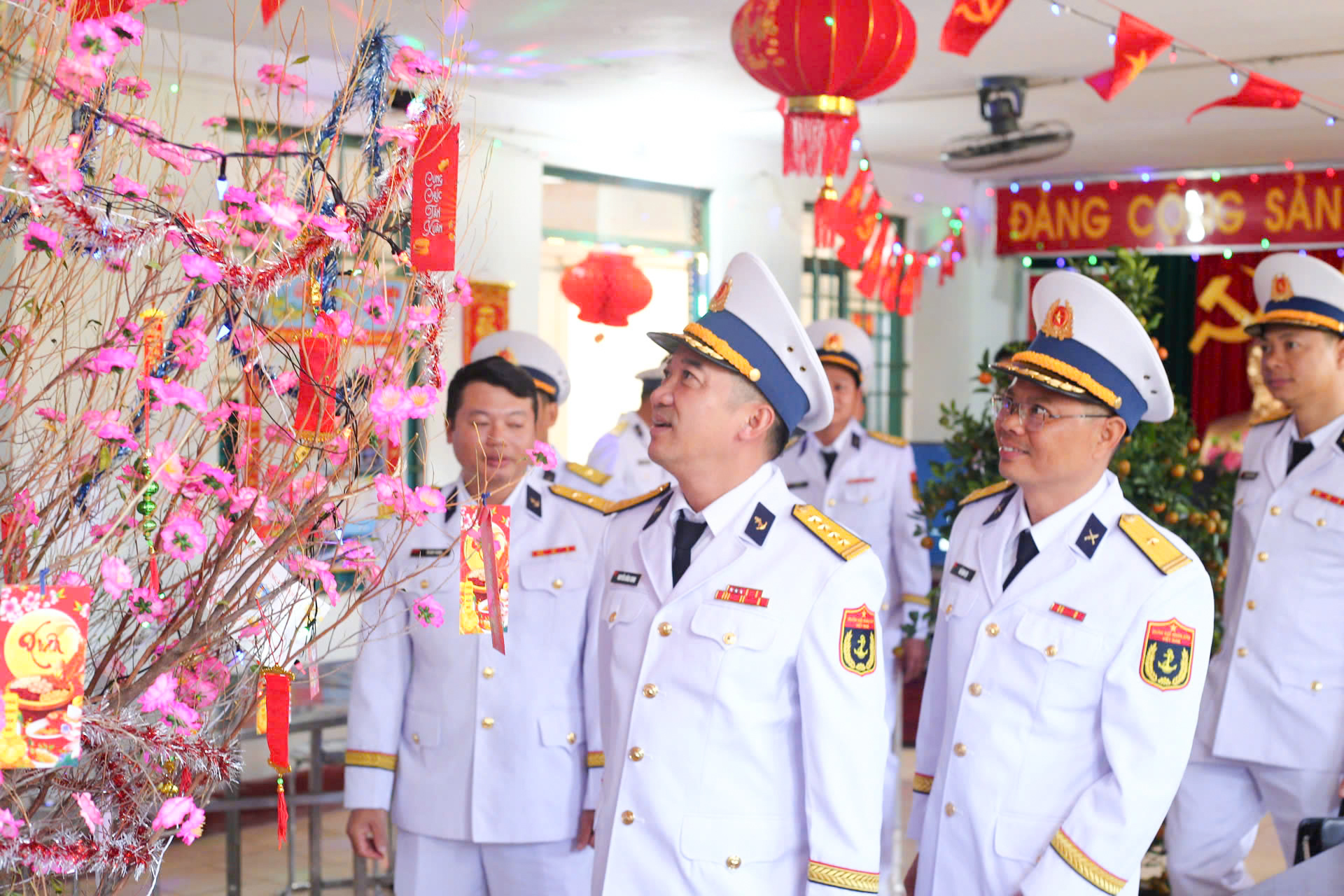 Trung tâm Huấn luyện Vùng 4 Hải quân tổ chức Hội thi trang trí phòng đón Xuân và “mâm cơm ngày Tết”