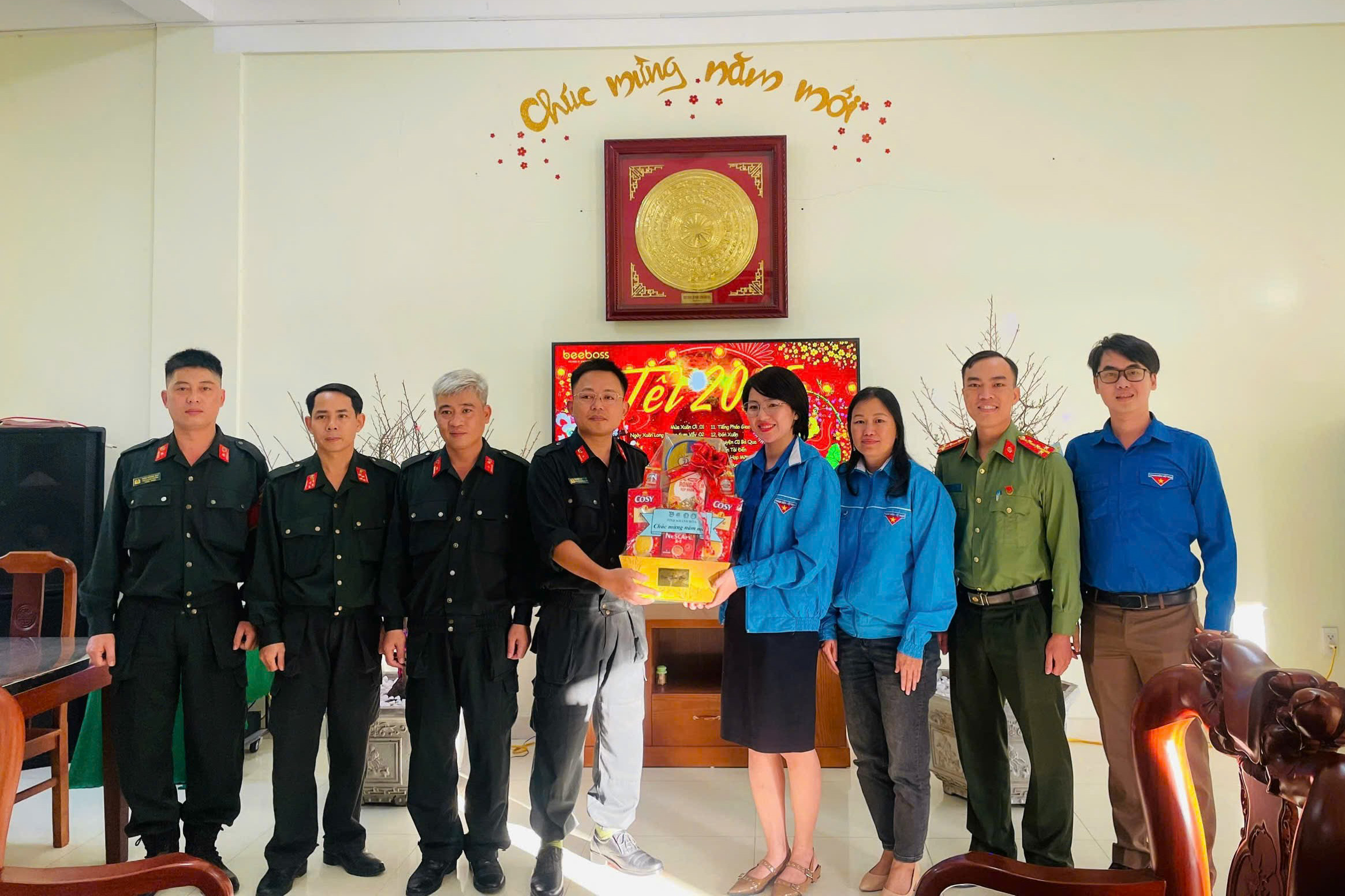 Thăm, tặng quà Trung đoàn Cảnh sát cơ động Nam Trung Bộ.