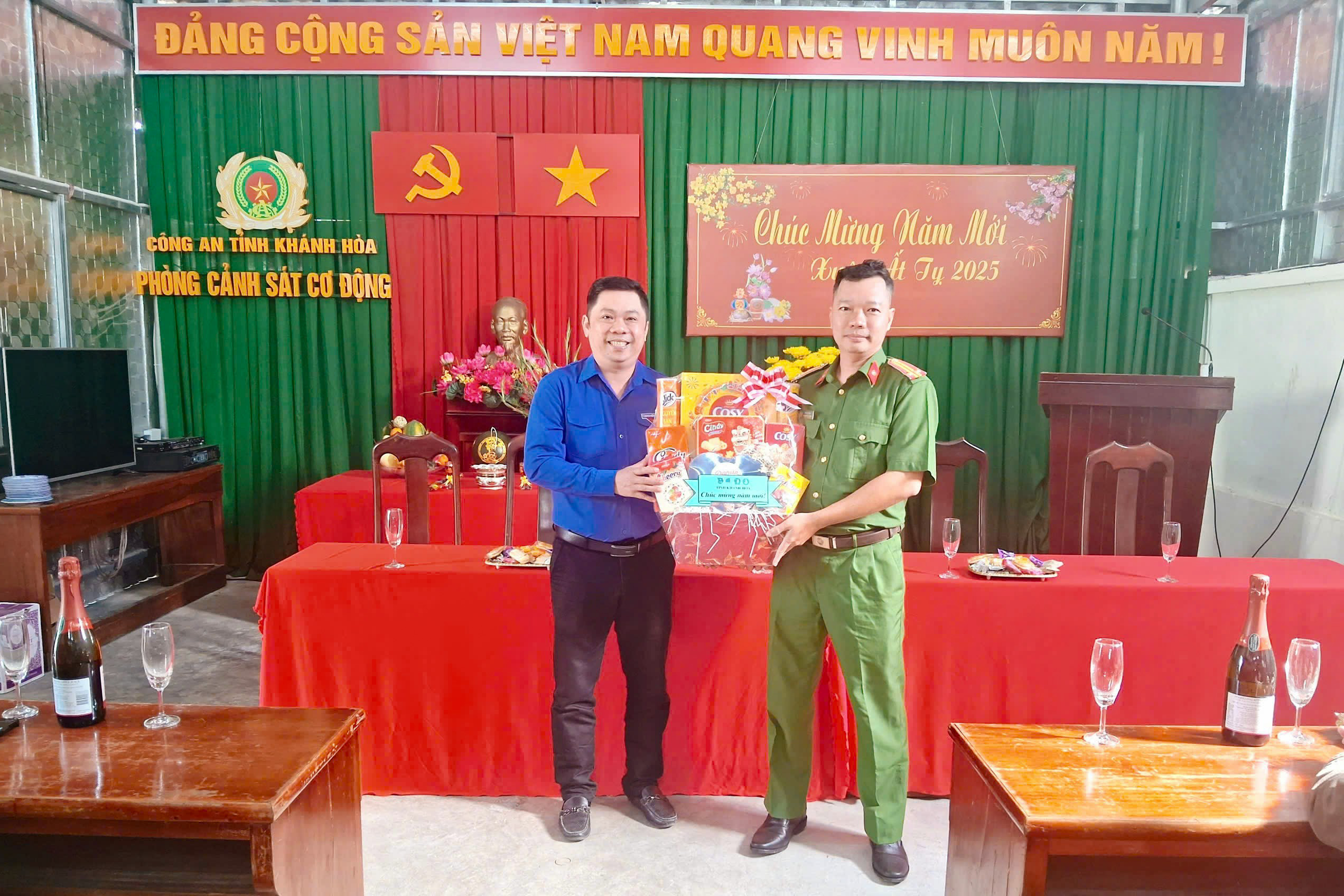 Lãnh đạo Tỉnh đoàn tặng quà Phòng Cảnh sát Cơ động Công an tỉnh.