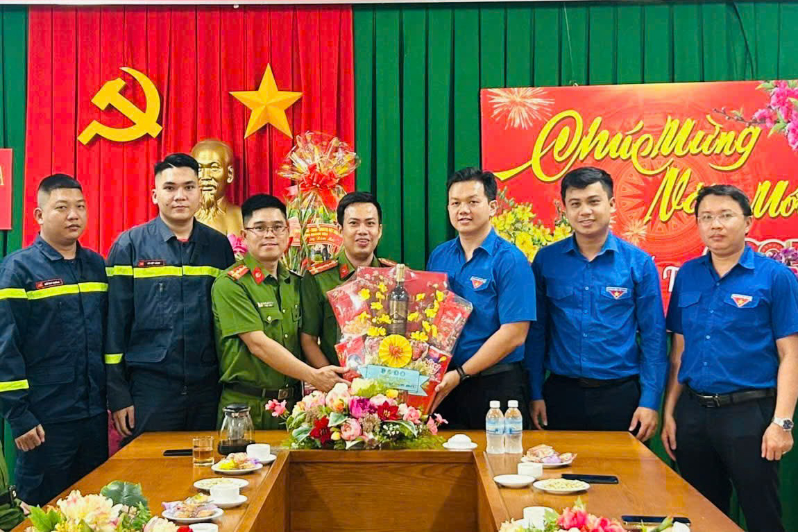 Lãnh đạo Tỉnh đoàn thăm, tặng quà Phòng Cảnh sát Phòng cháy, chữa cháy và Cứu nạn cứu hộ Công an tỉnh.