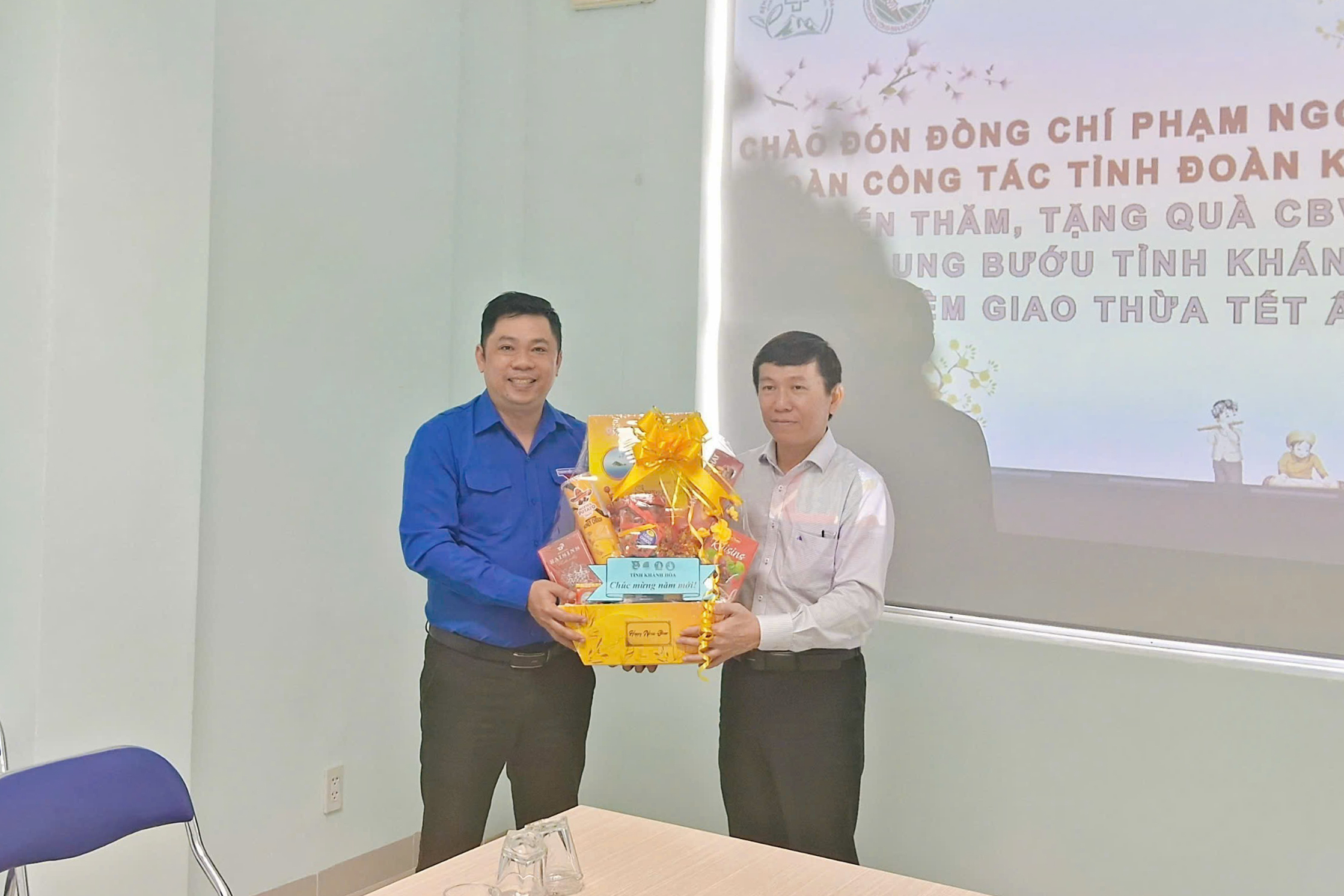 Thăm, tặng quà Bệnh viện Ung bướu Khánh Hoà.