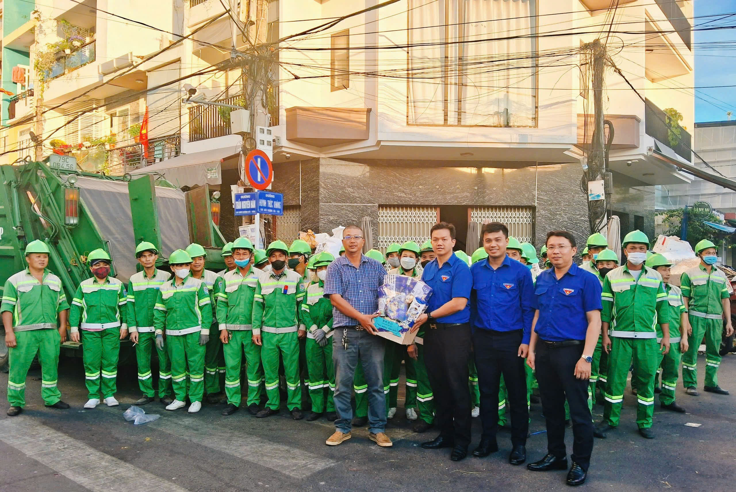 Thăm, tặng quà động viên người lao động Công ty Cổ phần Môi trường đô thị Nha Trang.