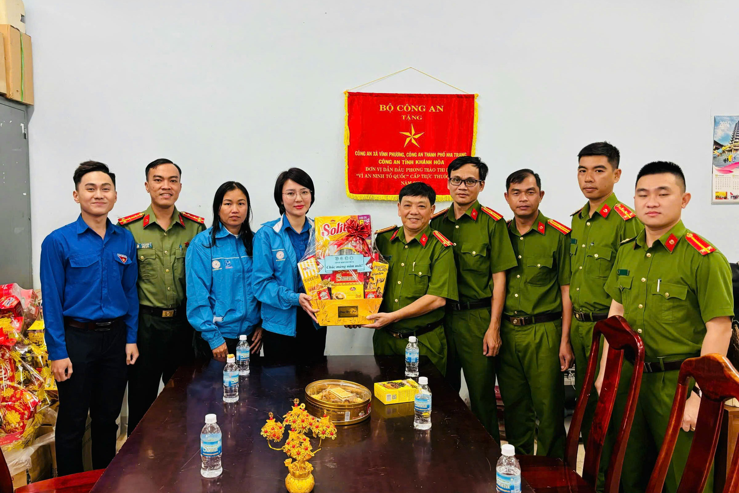 Thăm, tặng quà Công an xã Vĩnh Phương.