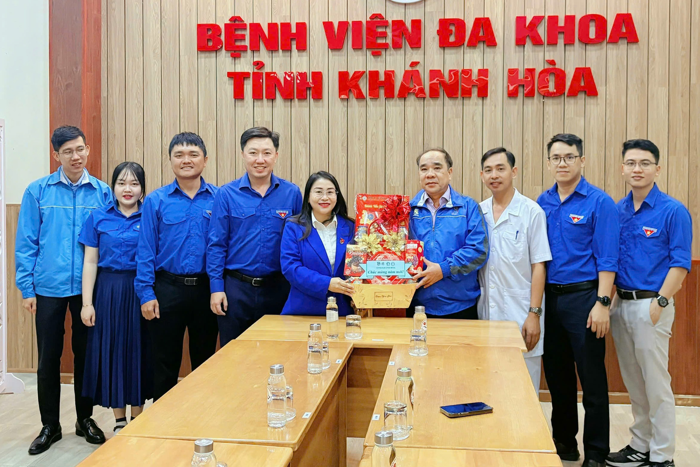 Thăm, tặng quà Bệnh viện Đa khoa tỉnh.