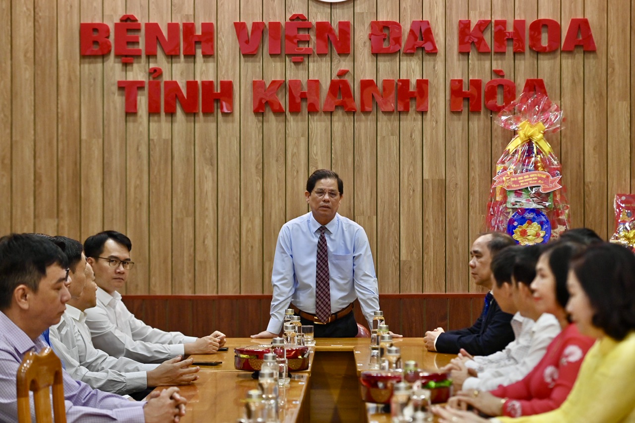 Chủ tịch UBND tỉnh Nguyễn Tấn Tuân thăm, chúc Tết tại các bệnh viện