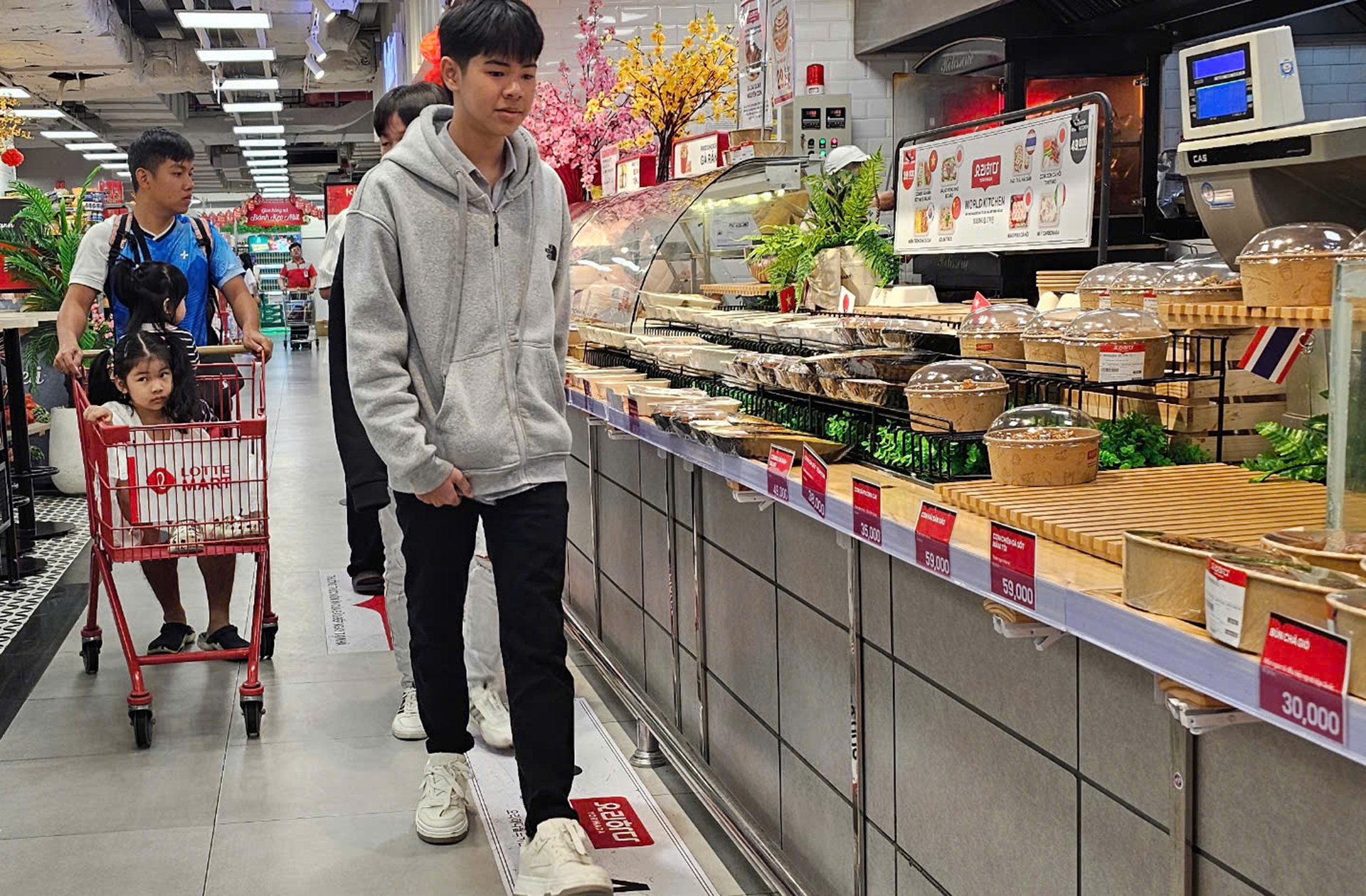 Đông khách vui chơi kết hợp mua sắm đầu năm