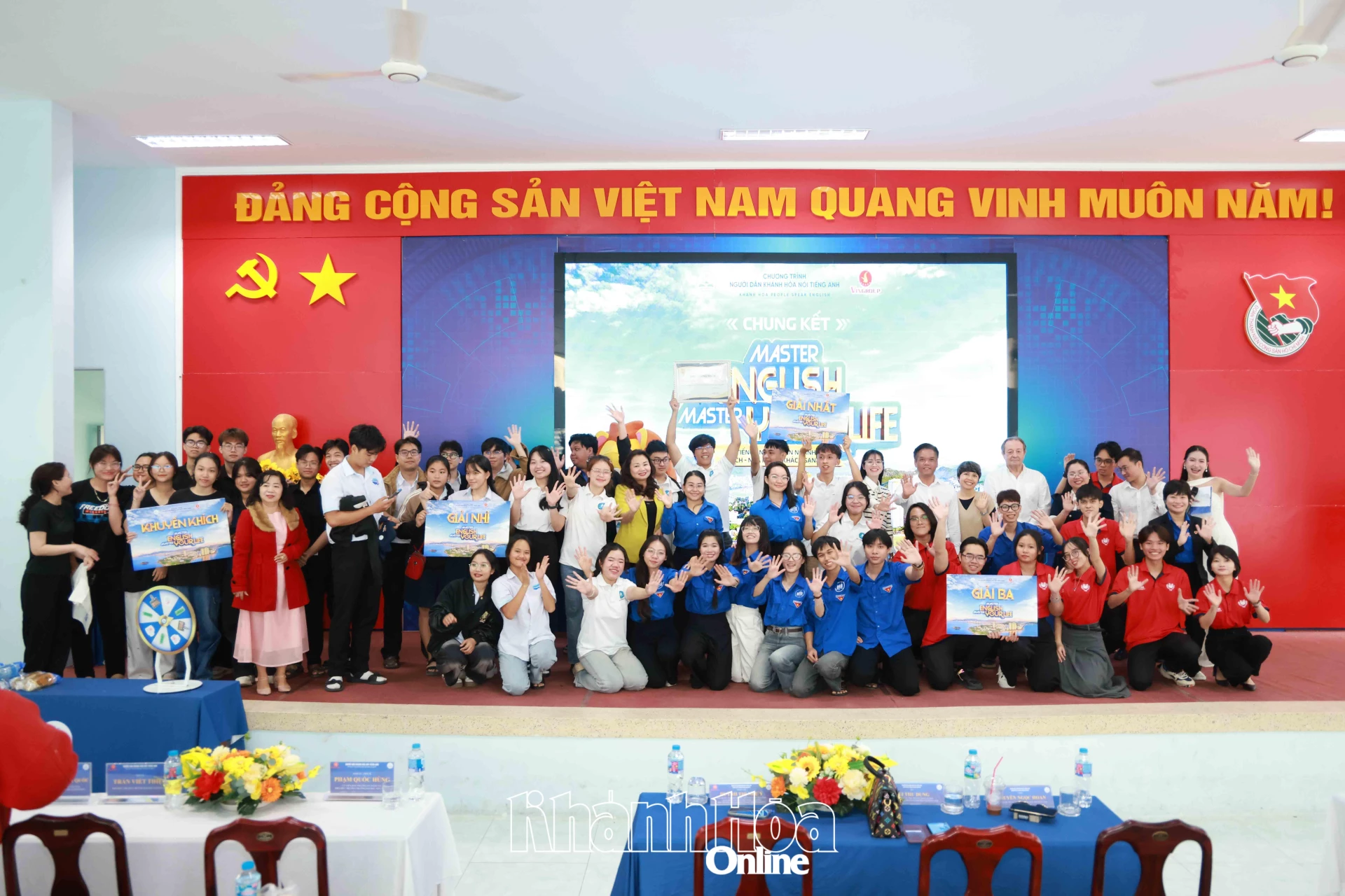 Ban tổ chức trao giải cho các đội xuất sắc nhất bảng B.