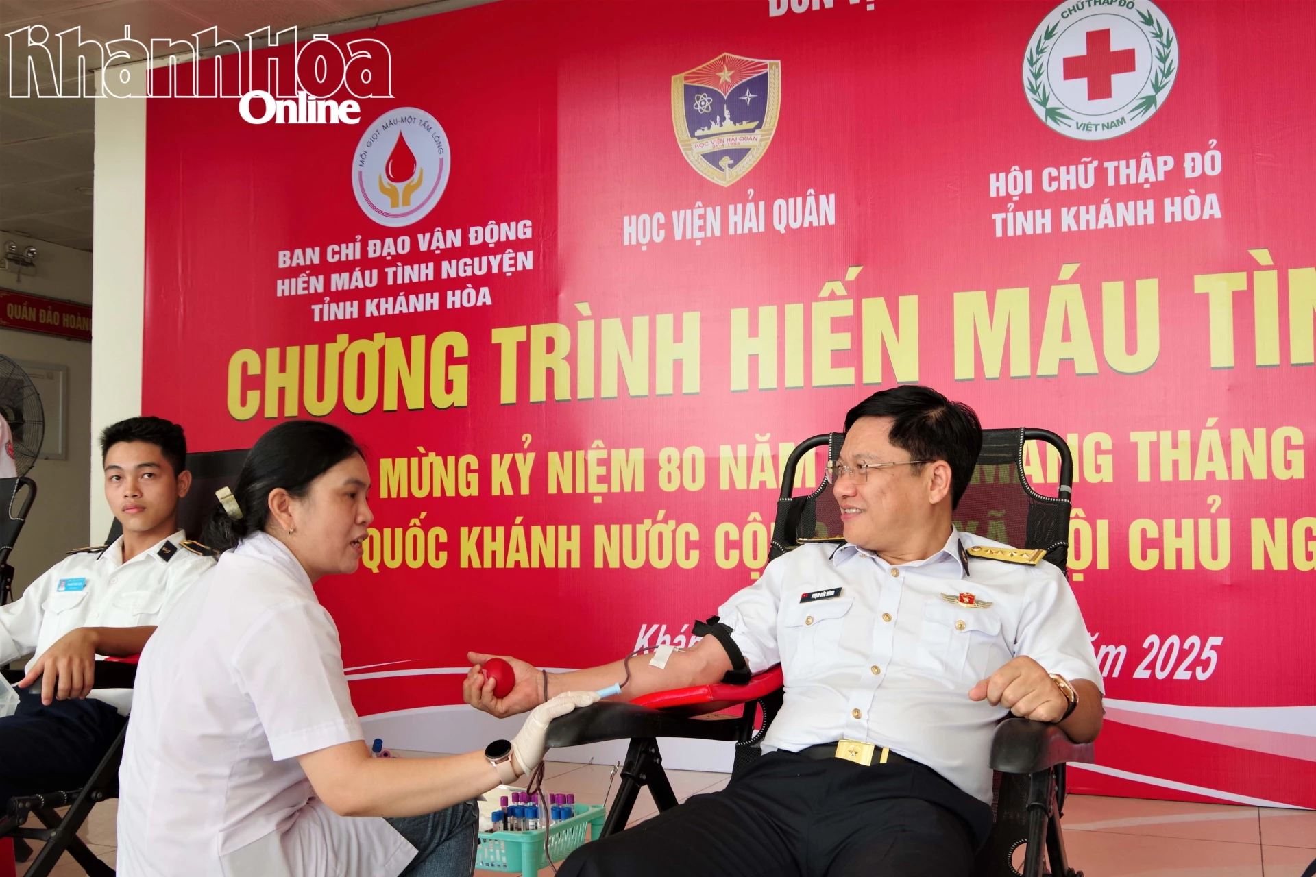Cán bộ, chiến sĩ Học viện Hải quân tham gia hiến máu tình nguyện.