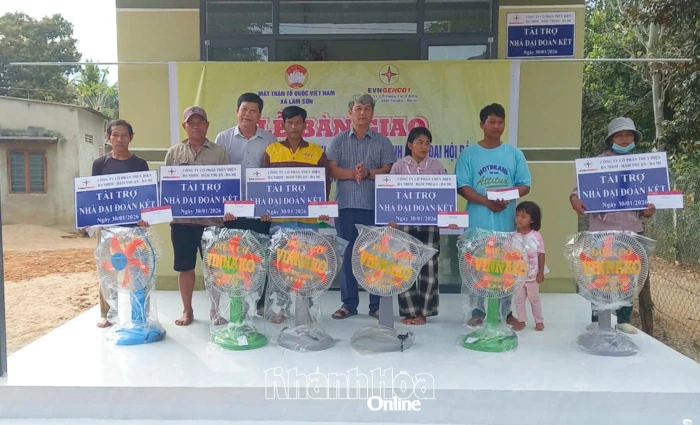 Xã Lâm Sơn bàn giao 6 căn nhà Đại đoàn kết cho hộ có hoàn cảnh khó khăn