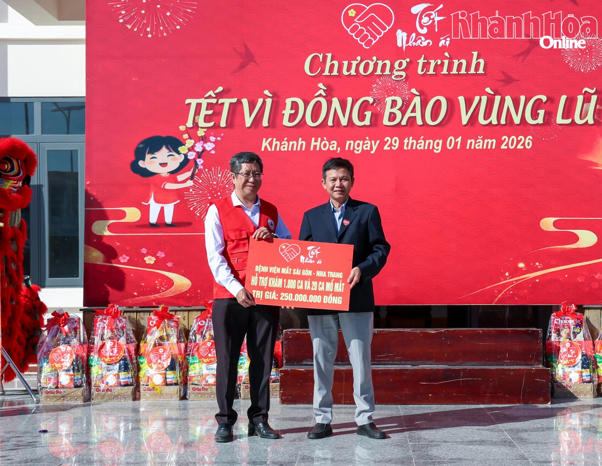 Bệnh viện mắt Sài Gòn - Nha Trang trao bảng tượng trưng tài trợ khám mổ mắt