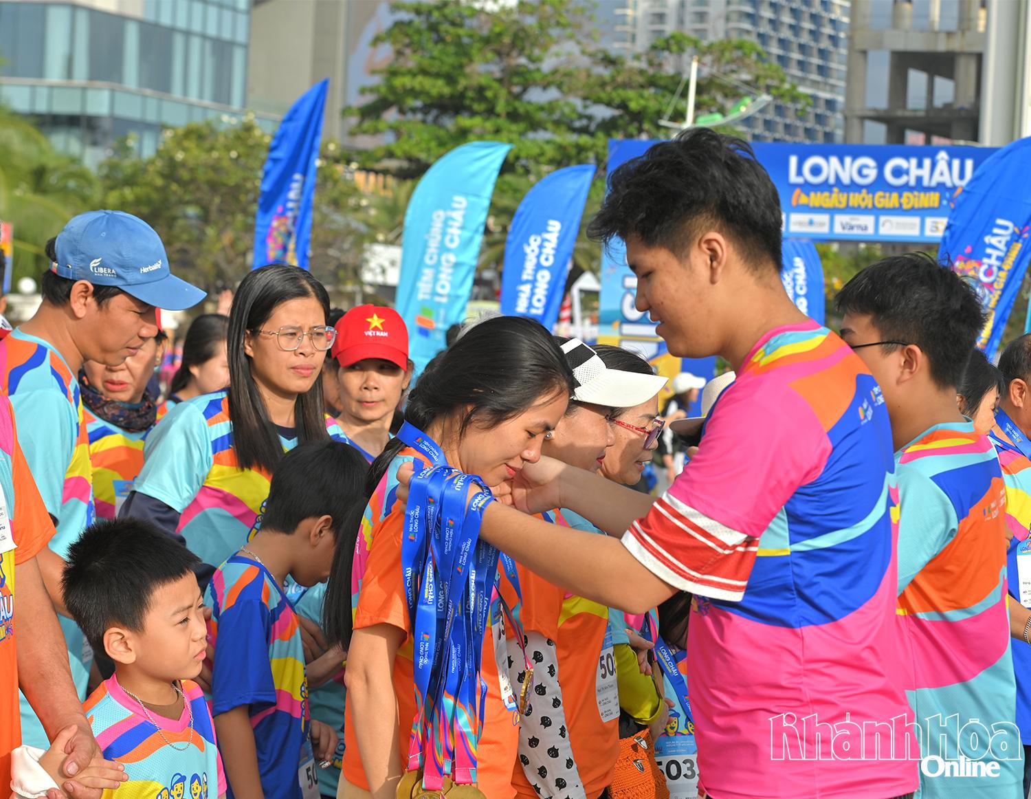 Organizers giving medals to the families completing the race

