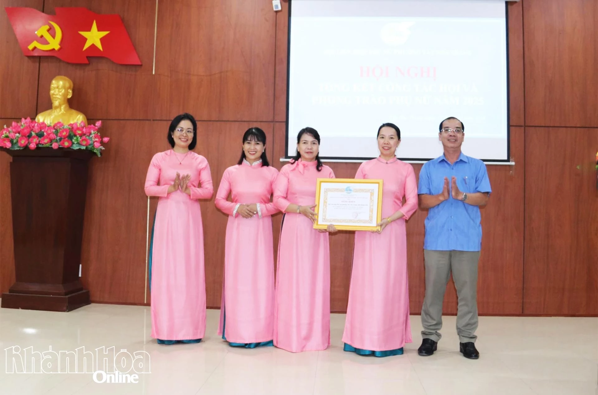 Hội Liên hiệp Phụ nữ phường Tây Nha Trang nhận bằng khen của Trung ương Hội Liên hiệp Phụ nữ Việt Nam.