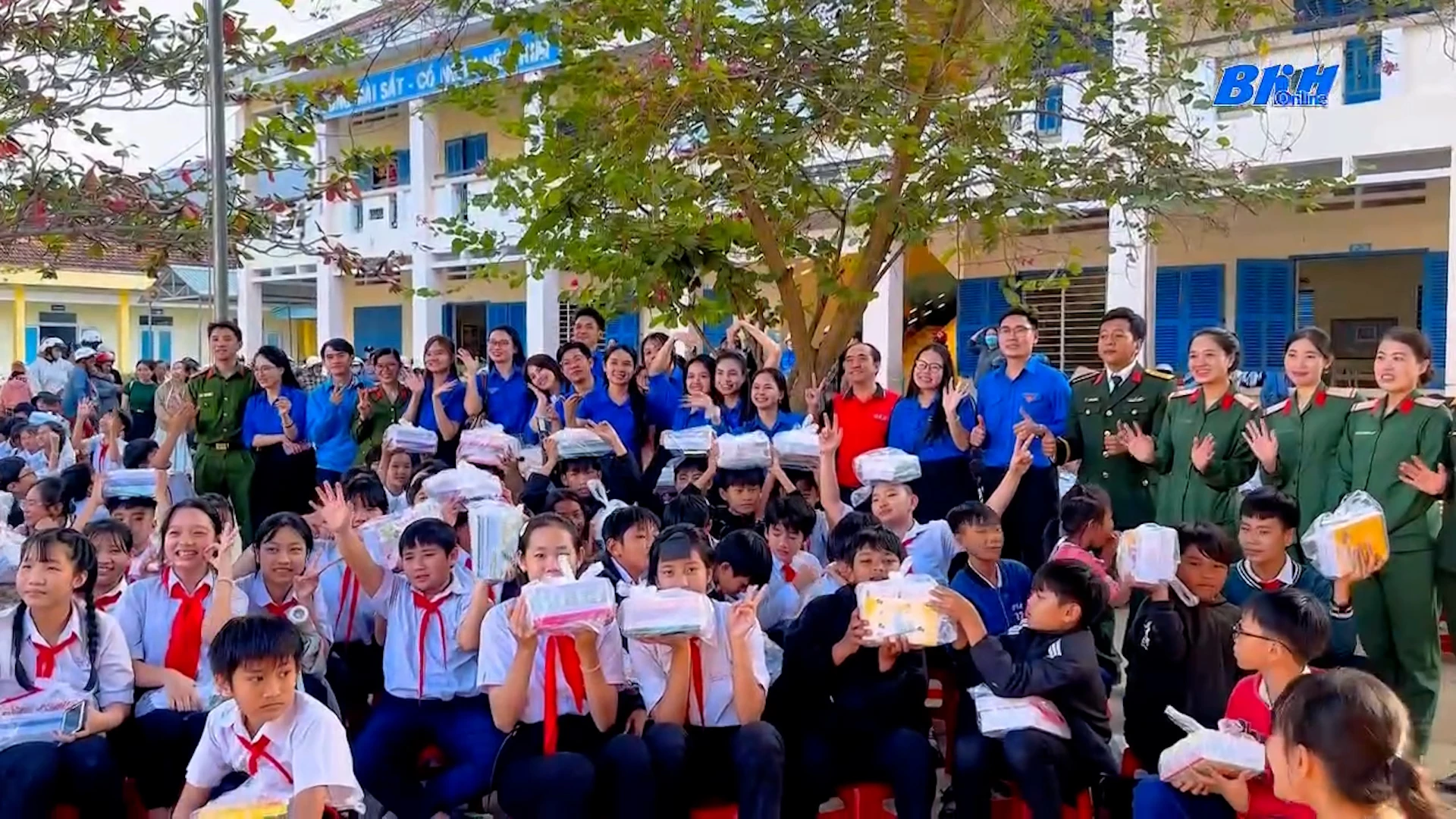 [Video] Ấm áp chương trình “Xuân yêu thương” tại Trường Tiểu học và THCS Diên Tân