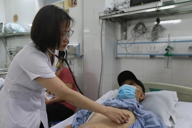 Thăm khám cho bệnh nhân - Ảnh BVCC