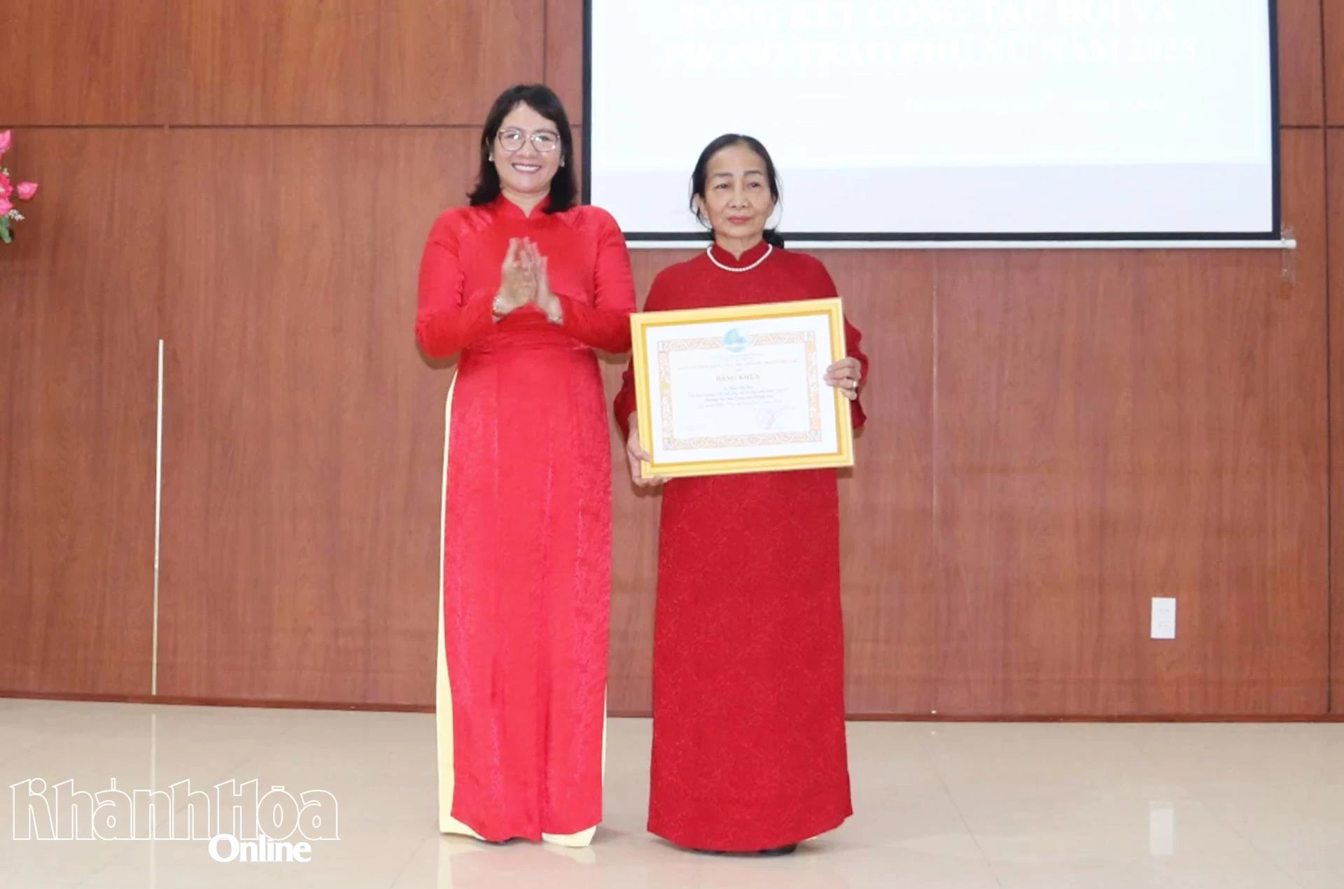 Cá nhân đạt danh hiệu Phụ nữ tiêu biểu nhận bằng khen của Trung ương Hội Liên hiệp Phụ nữ Việt Nam.