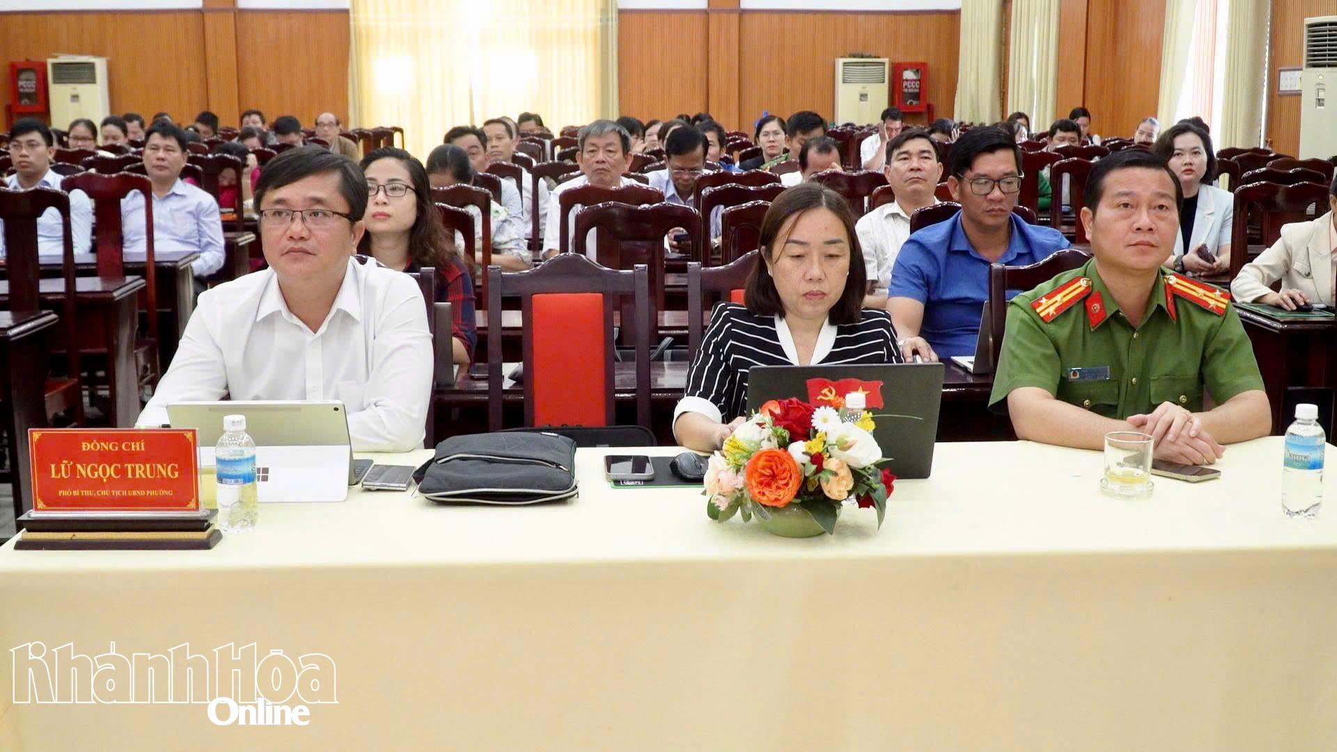 Cán bộ, đảng viên phường Cam Ranh xem truyền hình trực tiếp lễ khai mạc Đại hội Đảng