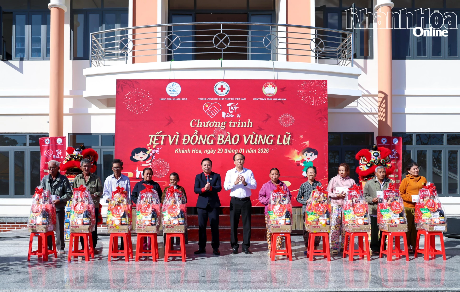 Đồng chí Nguyễn Khắc Hà và đồng chí Trần Sỹ Pha trao quà cho người dân