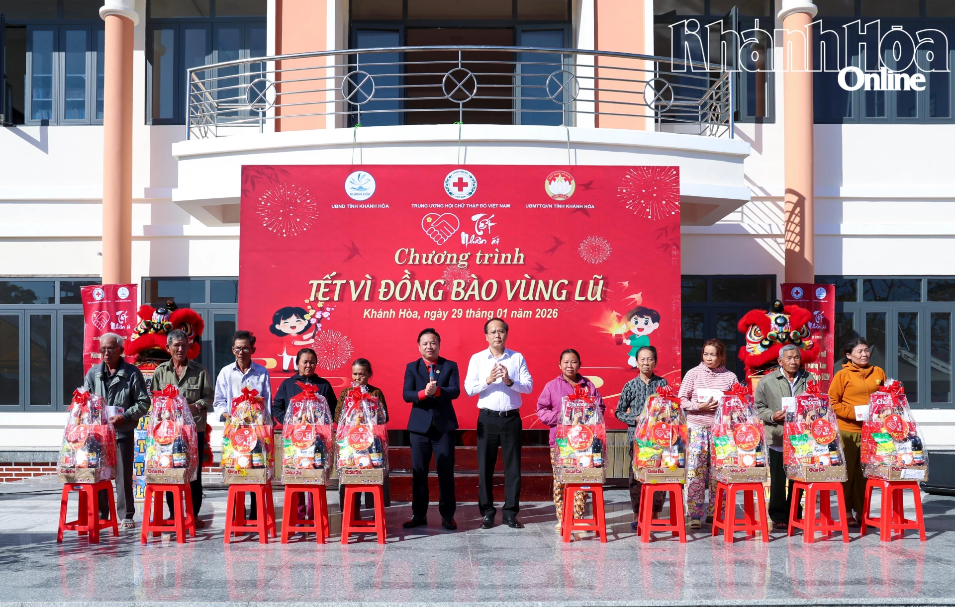 Đồng chí Nguyễn Khắc Hà và ông Trần Sỹ Pha trao quà cho người dân.