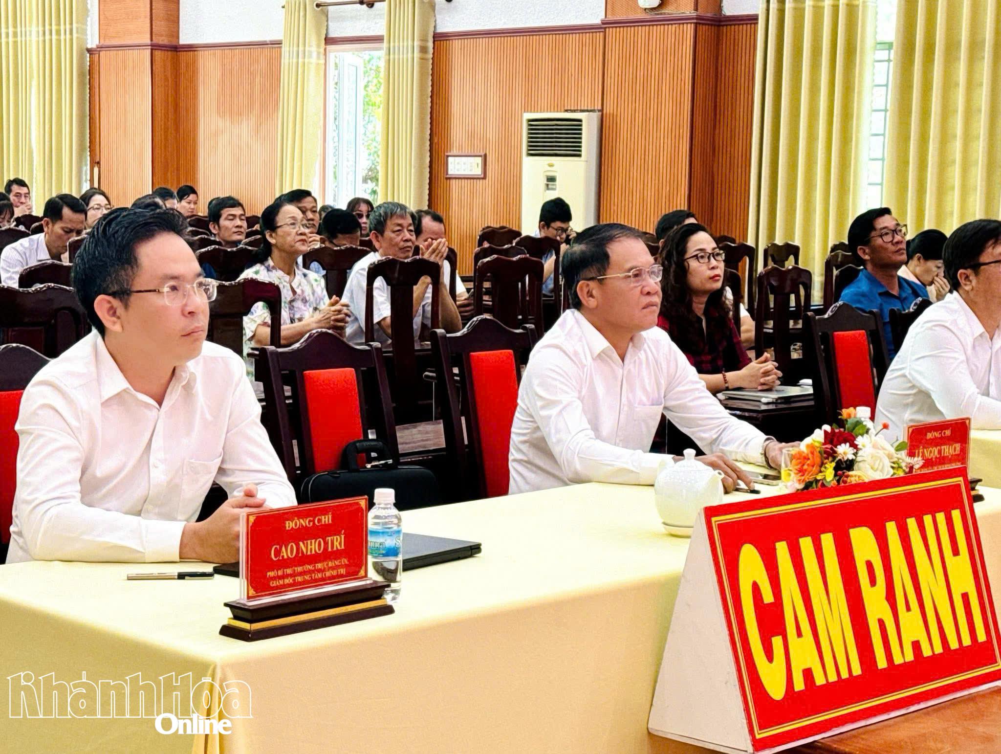 Cán bộ, đảng viên phường Cam Ranh xem truyền hình trực tiếp lễ khai mạc Đại hội Đảng