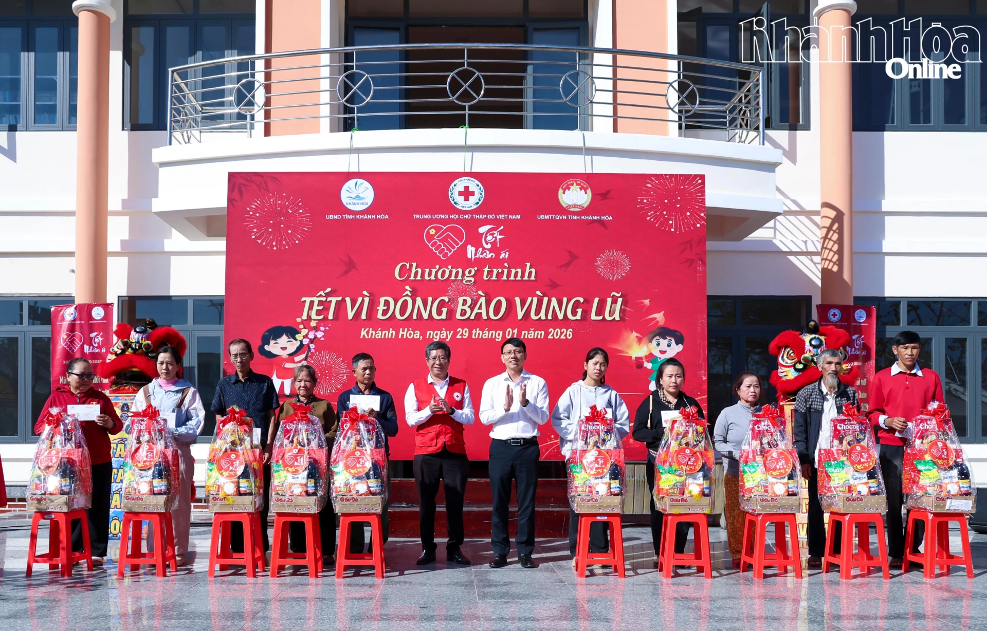 Đồng chí Nguyễn Thanh Hà và lãnh đạo Hội Chữ thập đổ tỉnh trao quà cho người dân