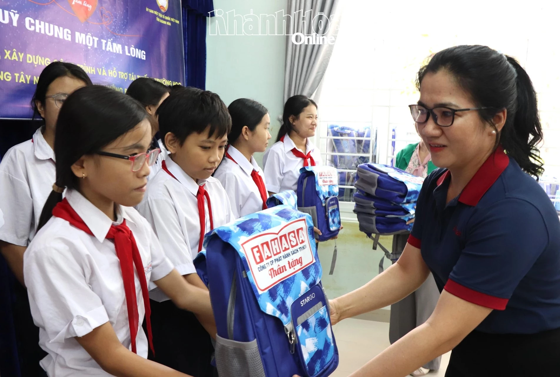 Đại diện Nhà sách Fahasa trao quà cho học sinh Trường THCS Lương Thế Vinh (phường Tây Nha Trang).
