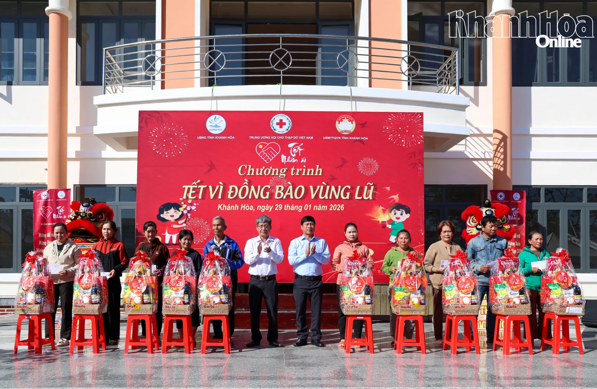  Lãnh đạo phường NInh Hòa trao quà cho người dân