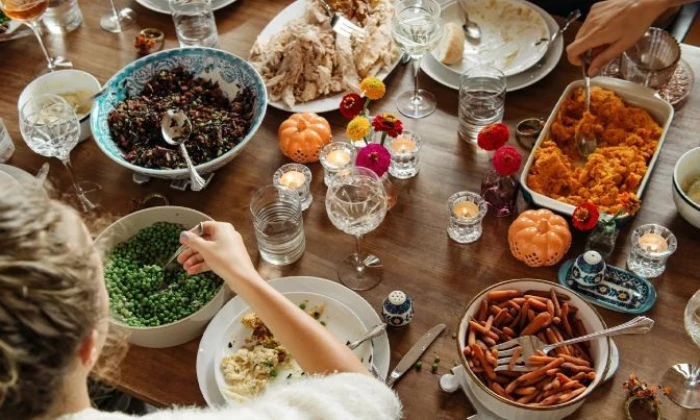 Cách tránh cảm giác đầy bụng sau các bữa tiệc: 5 mẹo đơn giản