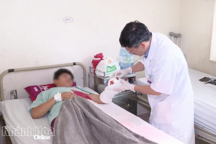 Tự chế pháo nổ, một thiếu niên bị dập nát bàn tay