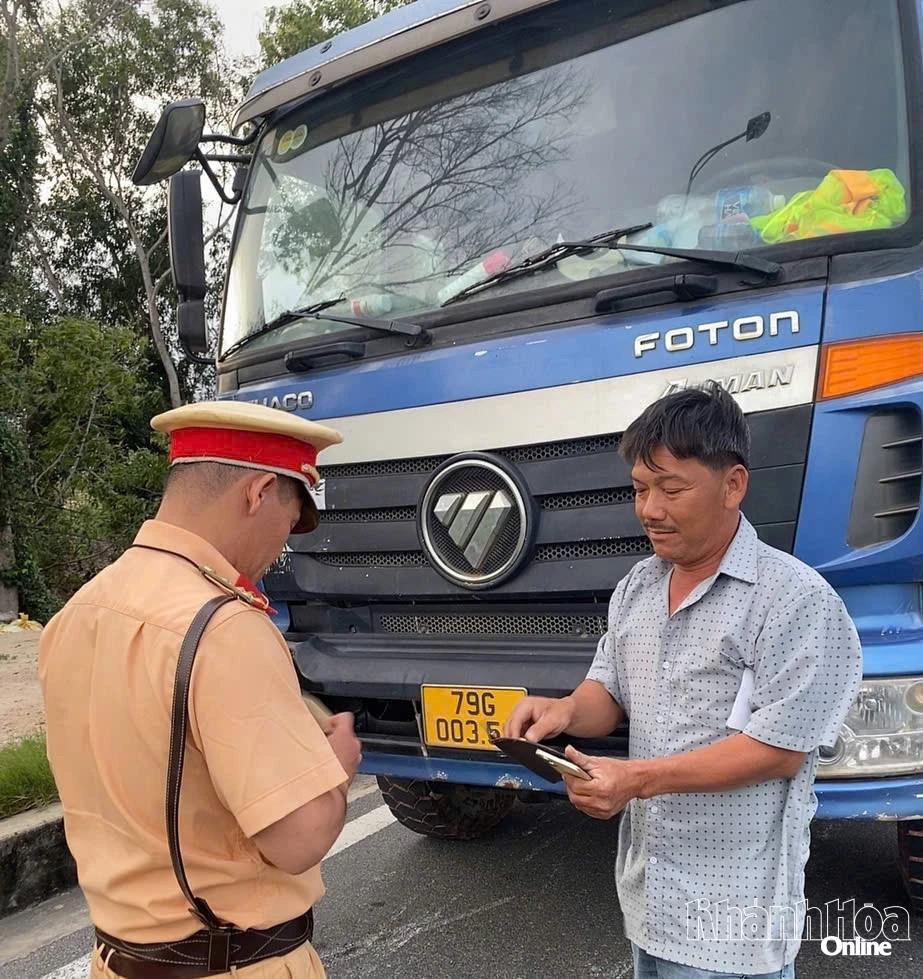 Cán bộ Đội Cảnh sát giao thông đường bộ, Phòng Cảnh sát giao thông kiểm tra một xe tải