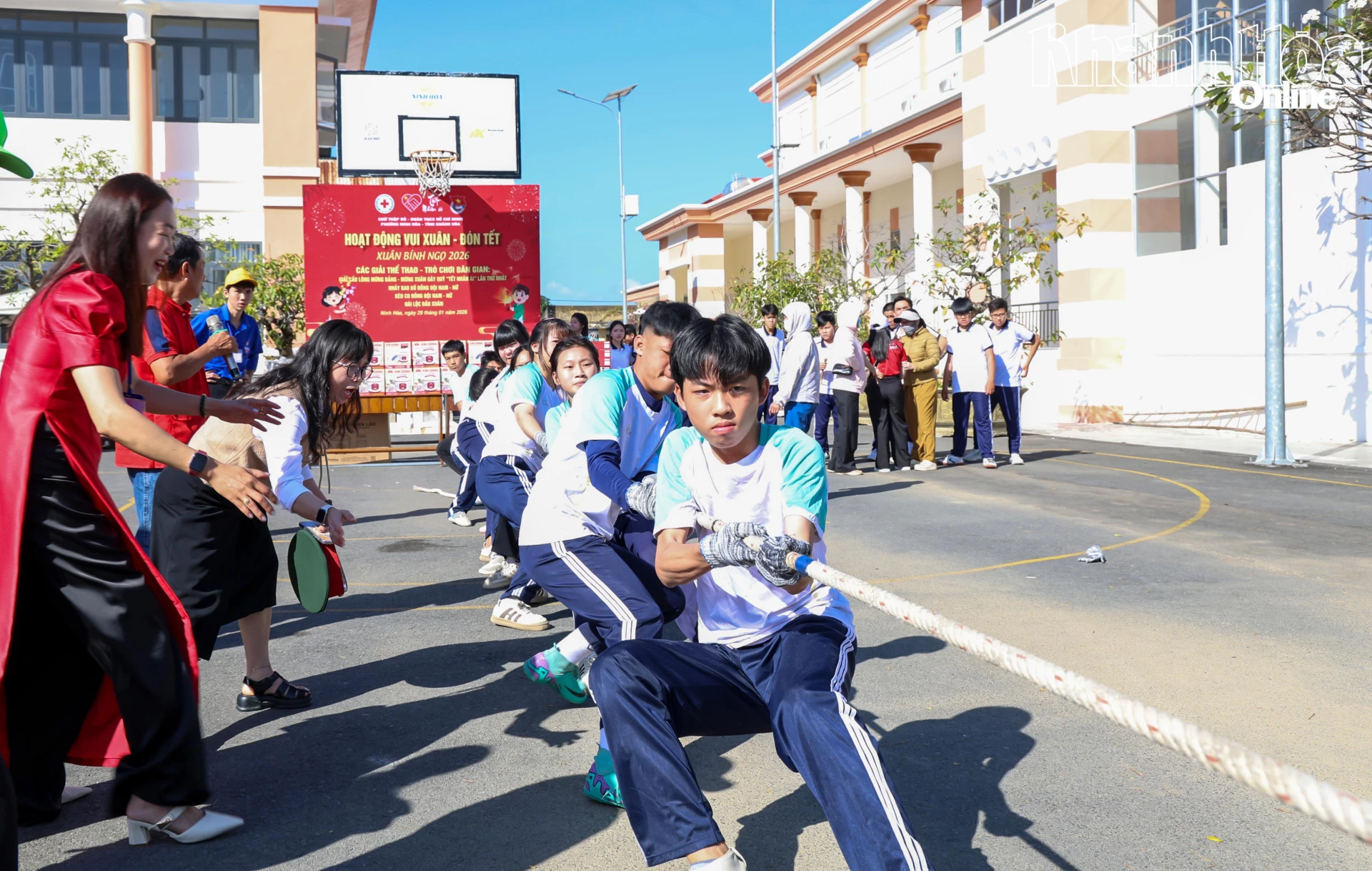 Người dân tham gia trò chơi kéo co tại chương trình