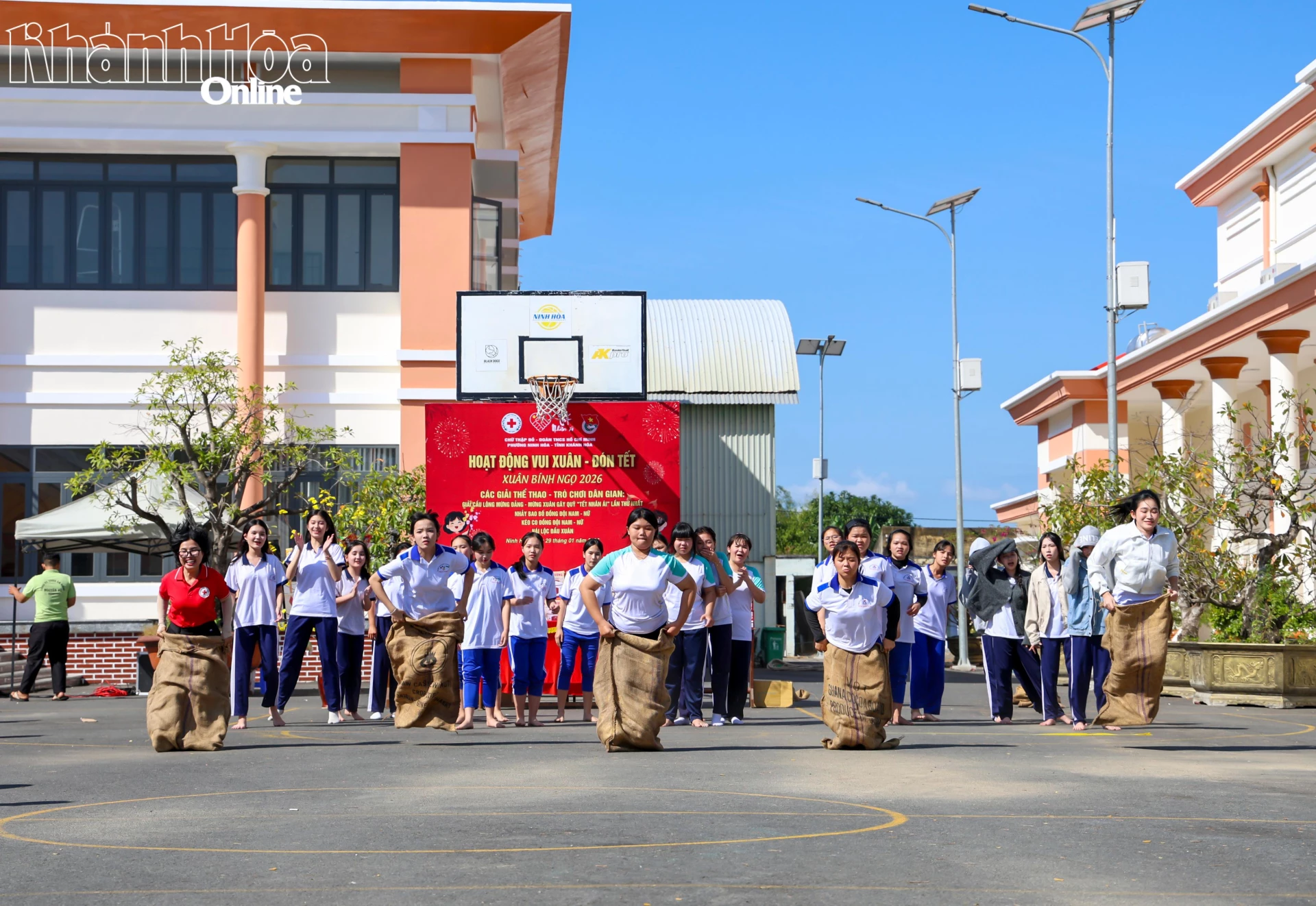 Người dân tham gia trò chơi nhảy bao bố tại chương trình