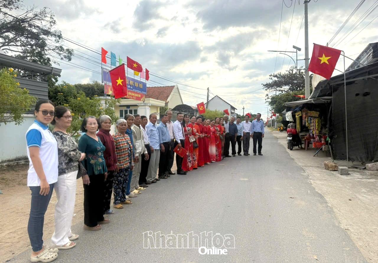 Khánh thành công trình “Đường cờ Tổ quốc” thôn Tân Phú, xã Vạn Ninh - Báo Khánh Hòa