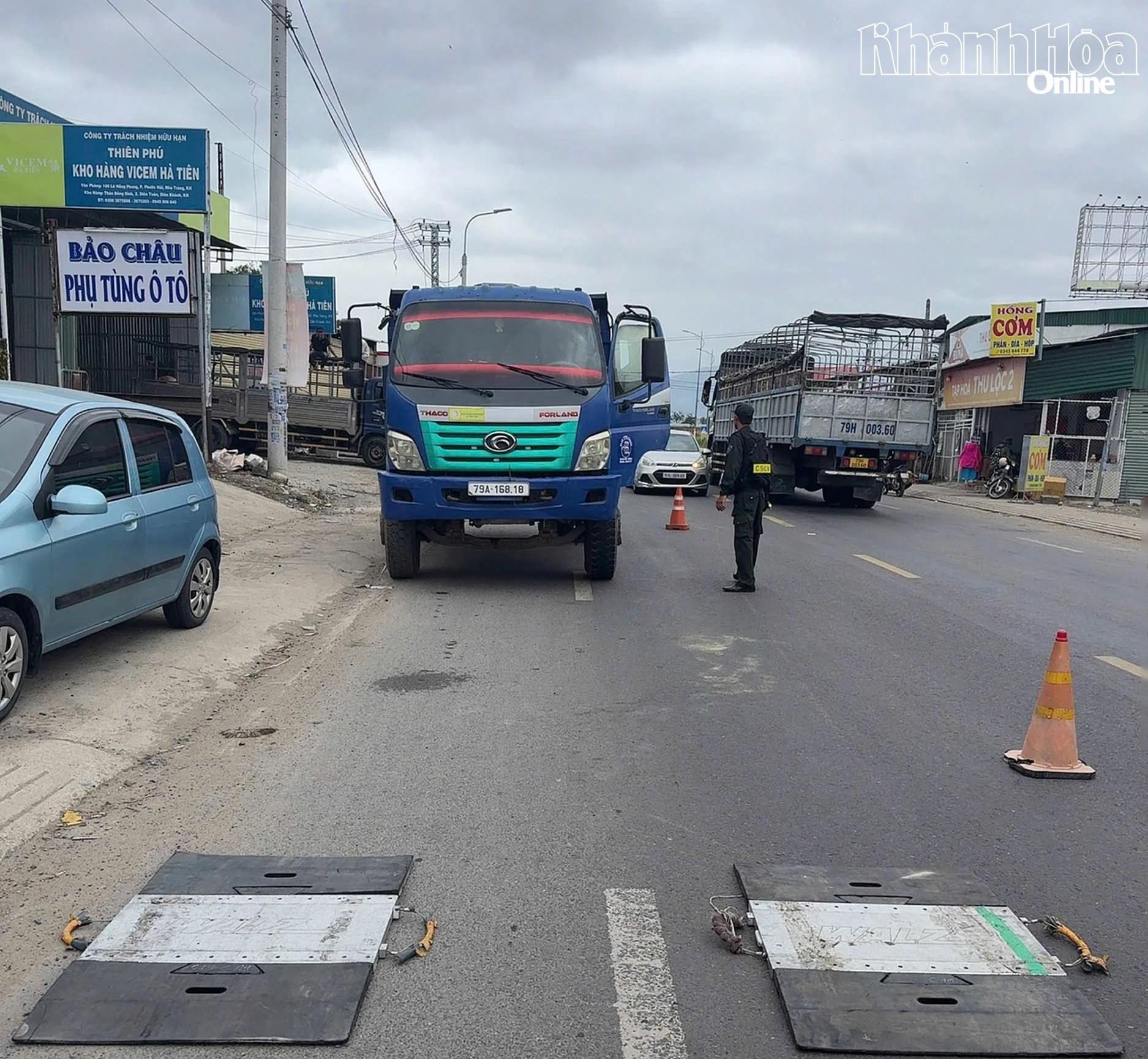 Lực lượng công an kiểm tra tải trọng một xe tải.