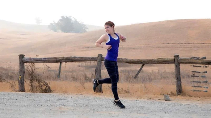 Lợi ích của đi bộ ngược cho người trung niên, cao tuổi