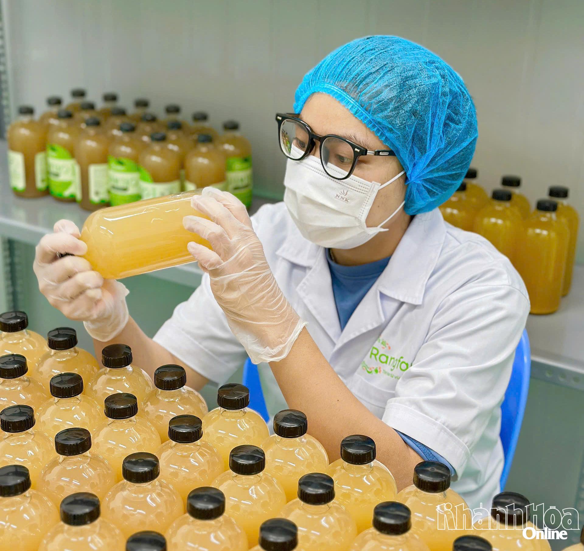 Kiểm tra sản phẩm giấm táo lên men tại Công ty TNHH Thực phẩm T&H.