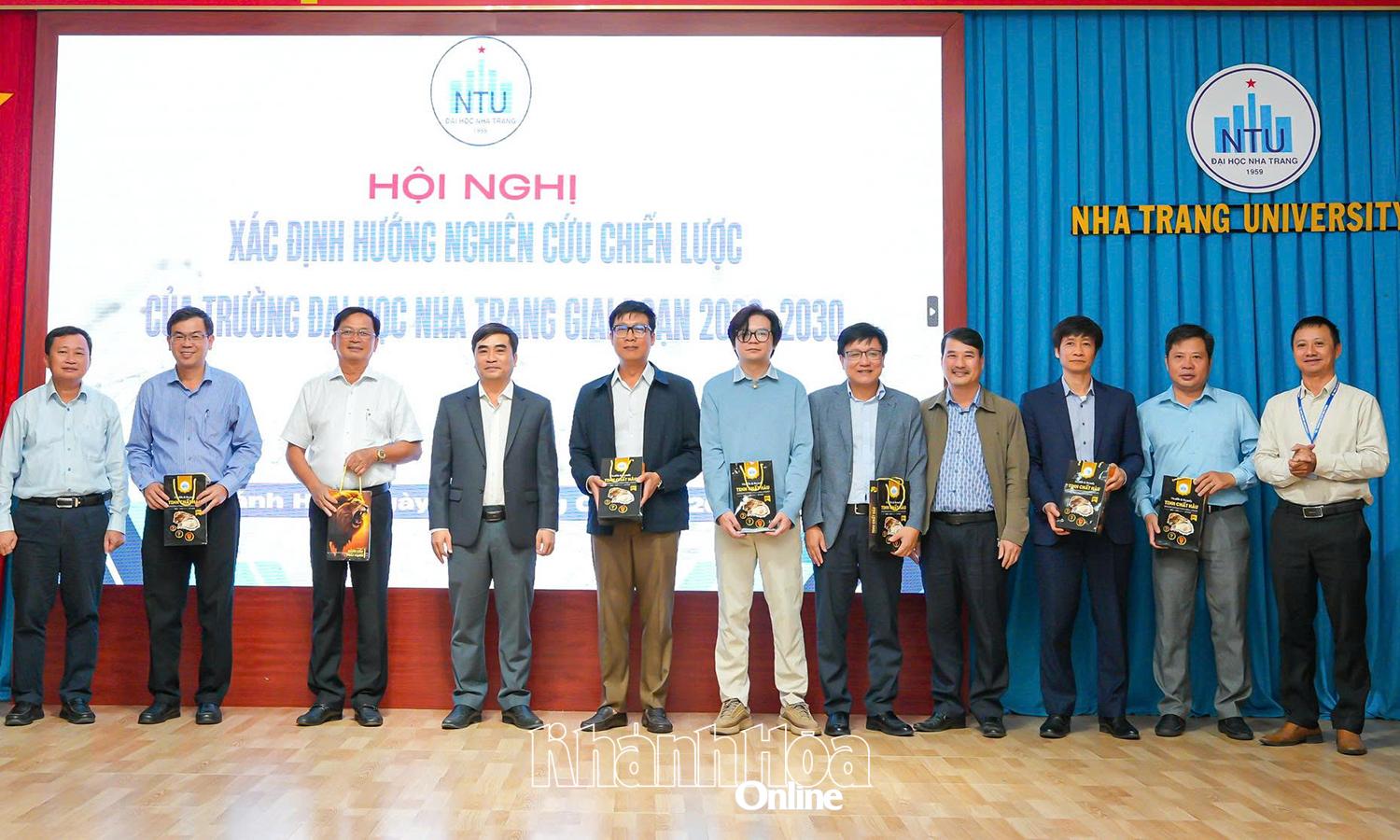 Đại diện Trường Đại học Nha Trang trao quà lưu niệm cho các chuyên gia, khách mời tham dự Hội nghị.
