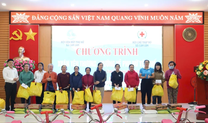 Trao quà hỗ trợ phụ nữ khó khăn, trẻ em mồ côi ở xã Cam Lâm