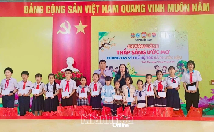 Xã Phước Hậu trao 52 suất học bổng cho học sinh có hoàn cảnh khó khăn