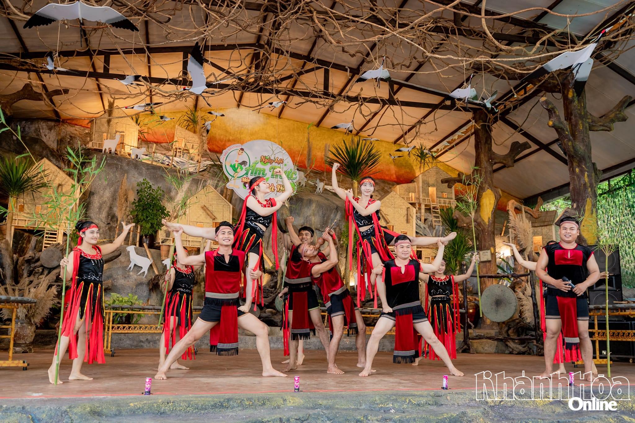 Anh Cao Minh Hoàng (thứ hai từ trái sang) biểu diễn tại một lễ hội ẩm thực vùng đồng bào dân tộc thiểu số.