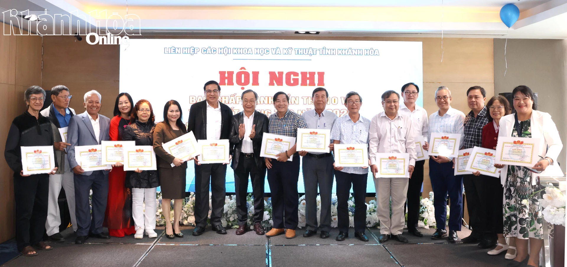 Trao giấy khen cho các cá nhân.